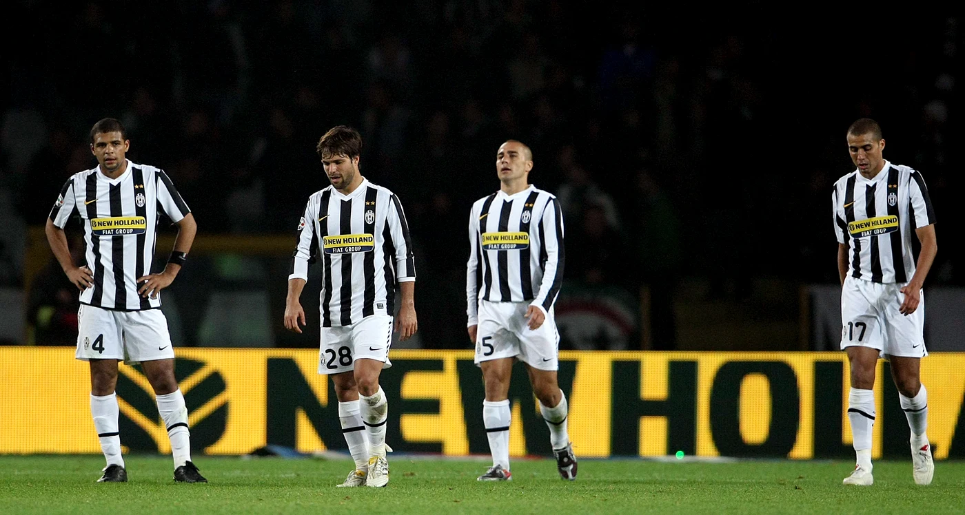 Jucătorii de Juventus, cu capul în pământ