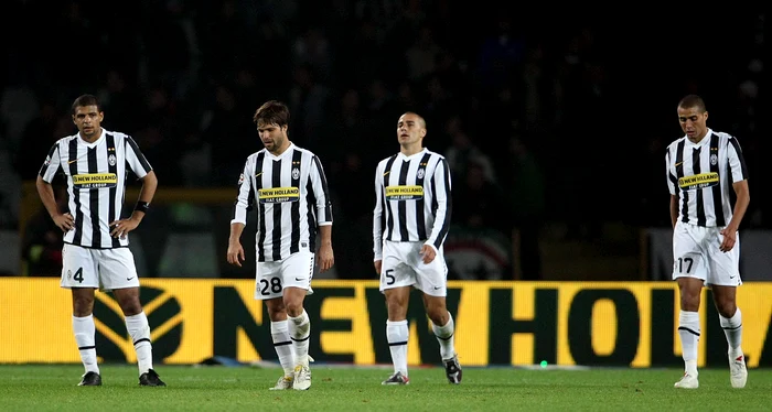 
    Jucătorii de Juventus, cu capul în pământ  