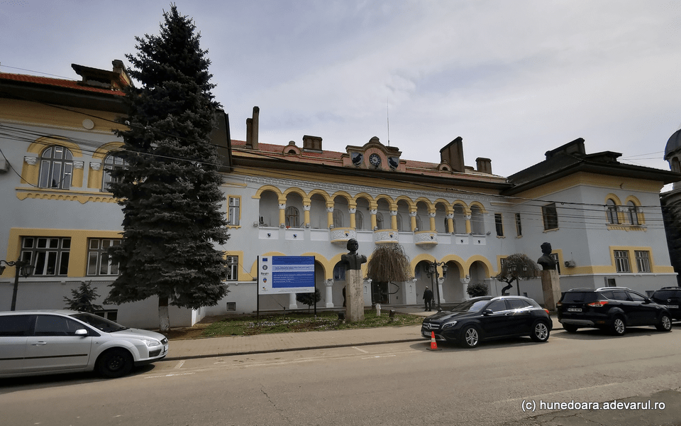 Ancheta unei morți „la negru“ la Primăria Hunedoara. Muncitorul s-a prăbușit de pe acoperișul palatului administrativ