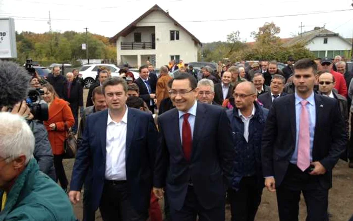 Preşedintele Consiliului Judeţean Suceava, Cătălin Nechifor, alături de premierul Ponta şi de Alexandru Baişanu , deputat PNL de Suceava, pe şantierul de modernizare a DN 29 Botoşani-Suceava, tronson cunoscut drept „Drumul morţii” din cauza numărului ridicat de accidente care au loc anual FOTO Dinu Zară