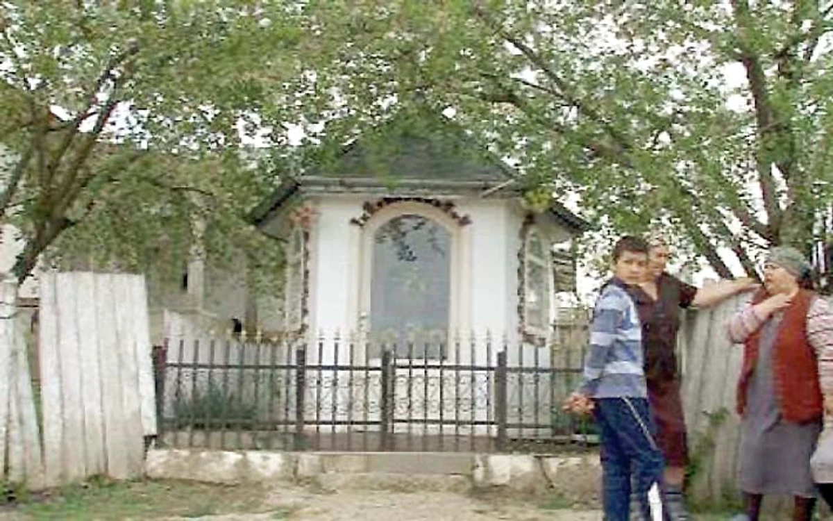 Troiţa care adăposteşte icoana adusă de la Prislop