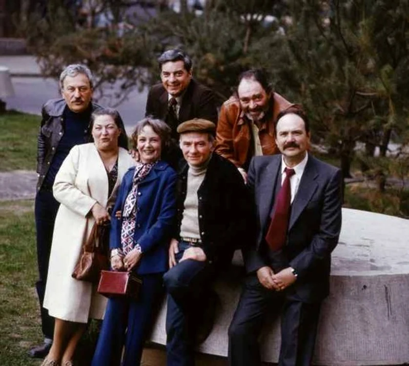 Cu colegii de clasă, de la Institutul de Teatru. În stânga, alături de Amza PelleaSursă foto: Arhivă personală