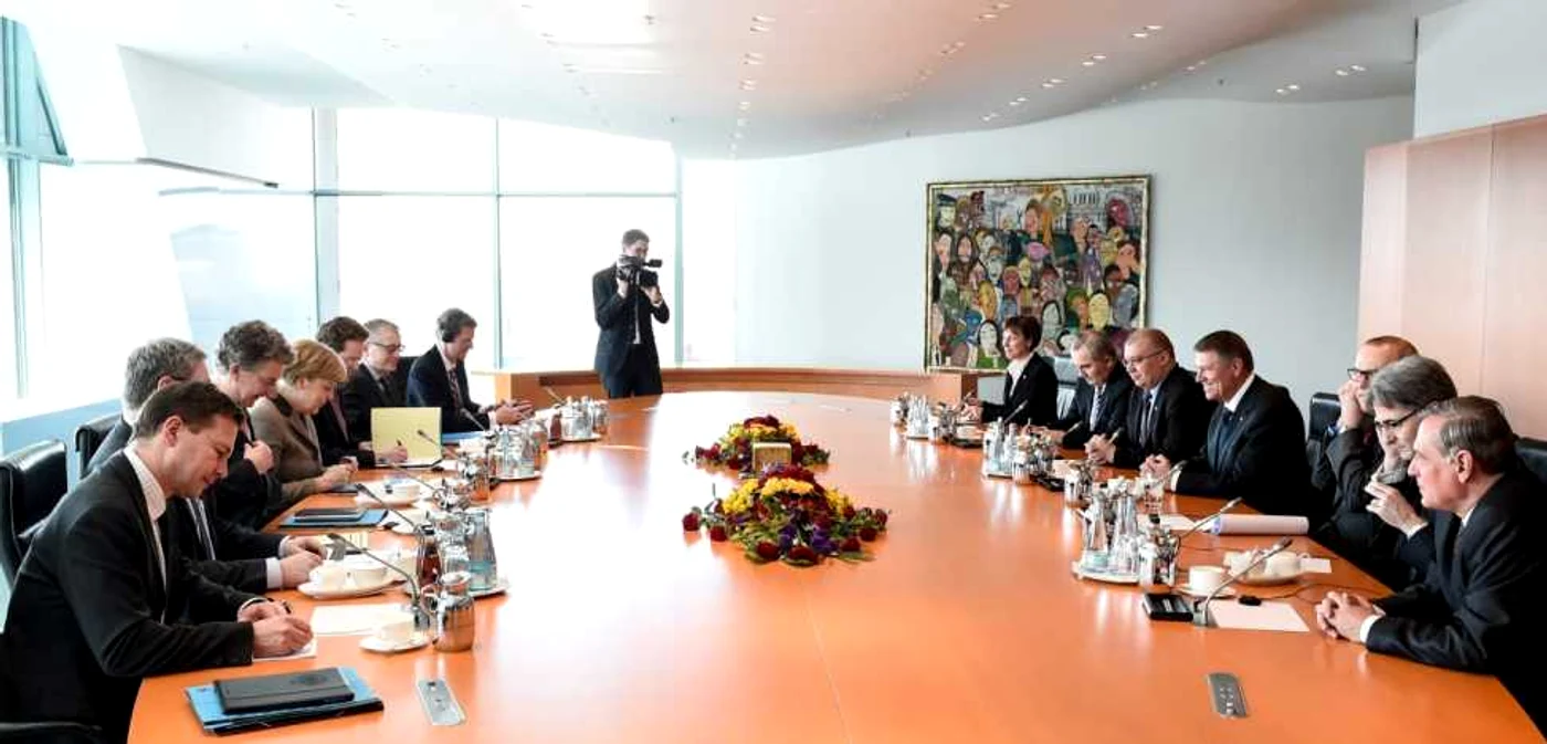 Delegaţia română, în frunte cu preşedintele Klaus Iohannis, faţă în faţă cu oficialii germani şi cu Angela Merkel FOTO presidency.ro