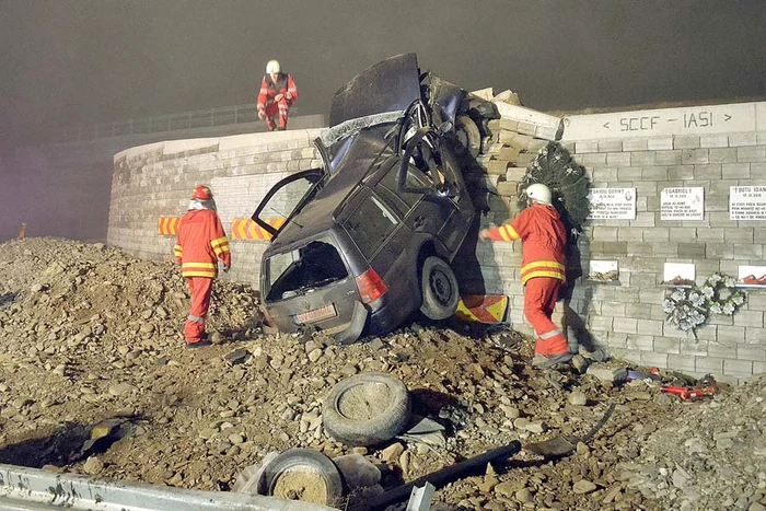 
    Maşina a fost  distrusă în urma  impactului cu zidul  nesemnalizat  