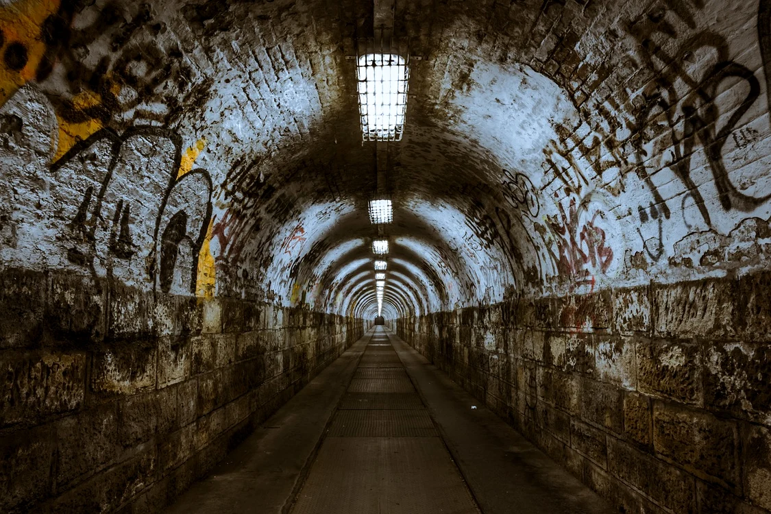 Tuneluri misterioase ar fi fost cosntruite de Iancu de Hunedoara Foto: Pixabay.com 