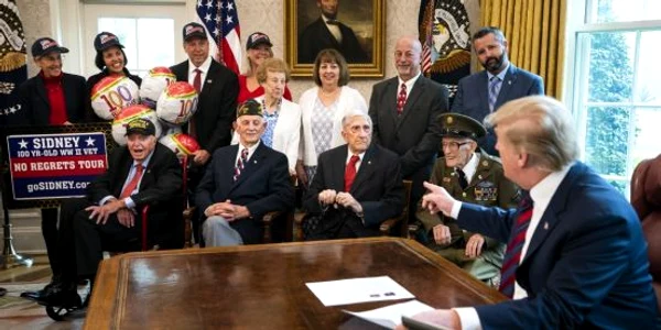 Donald Trump primind in Biroul Oval veterani din Al Doilea Razboi Mondial FOTO EPA-EFE