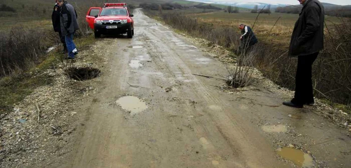 10 kilometri de drumuri judeţene au fost afectaţi de ploi FOTO: Adevărul