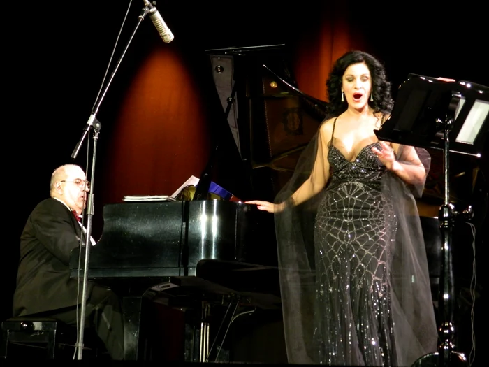 Soprana Angela Gheorghiu şi pianistul Dan Grigore, pe scena Teatrului de Vară din Bacău