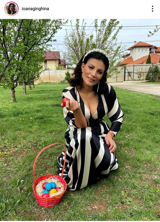 Ioana Ginghină, în curtea casei sale