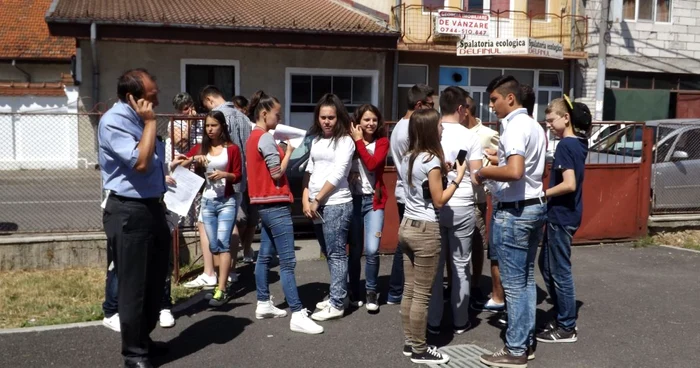 Elevi severineni la ieşire din examen FOTO Corina Macavei