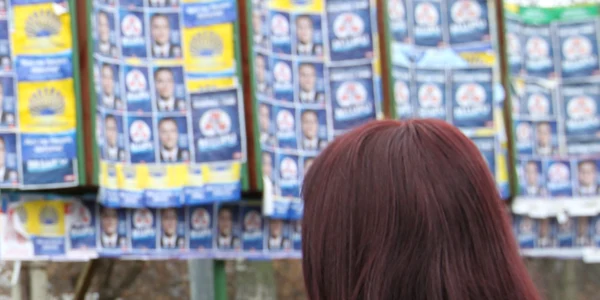 Afişele electorale au invadat Chişinăul 