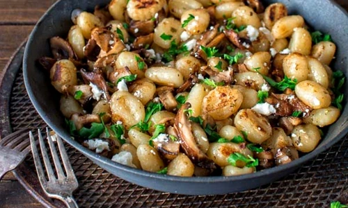 gnocchi de cartofi cu ciuperci si feta jpeg