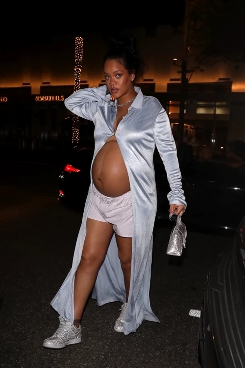 Rihanna și-a etalat cu mândrie burtica de gravidă foto: Profimedia
