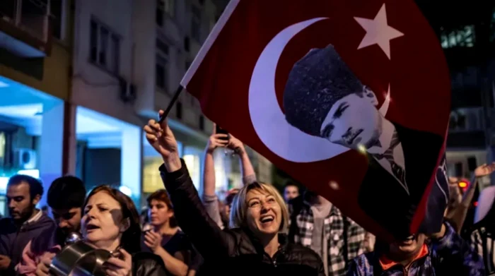 Manifestaţie antiguvernamentală la Istanbul, contra reluării alegerilor locale în acest oraş. Foto: AFP