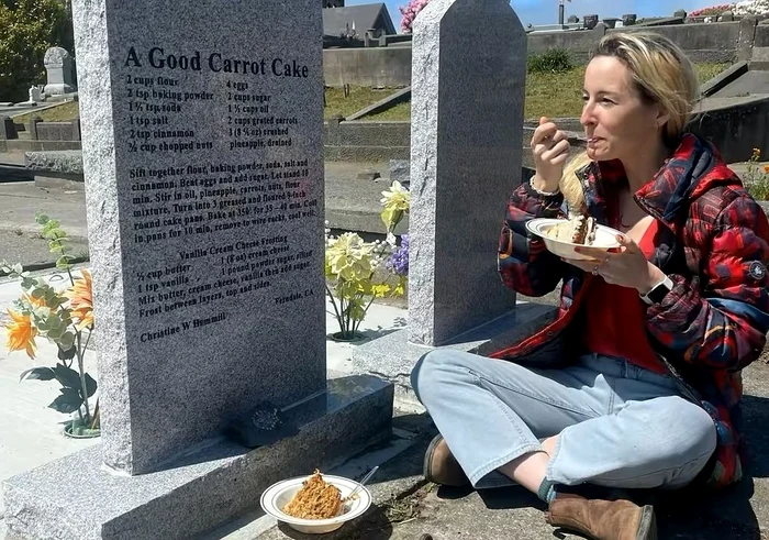 Bibliotecara Rosie Grant „vânează” pietrele funerare cu rețete gravate pe ele (Foto: Instagram)