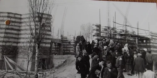 Oamenii păzesc biserica FOTO Arhivă personală Ion Bujgoi