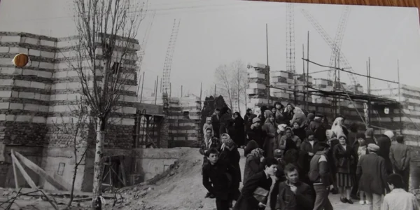 Oamenii păzesc biserica FOTO Arhivă personală Ion Bujgoi