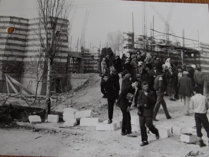 Oamenii păzesc biserica FOTO Arhivă personală Ion Bujgoi