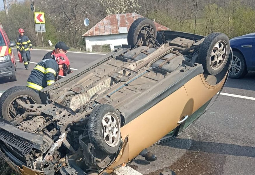 Mașină răsturnată cu roțile în sus pe Dealul Negru, în Vâlcea. Cine se afla la volan și cum arată autoturismul FOTO