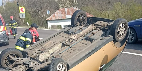 Mașină răsturnată pe DN7 Dealul Negru în Vâlcea care a dus la blocarea traficului Foto ISU Vâlcea jpeg