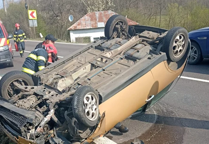 Mașină răsturnată pe DN7 Dealul Negru în Vâlcea care a dus la blocarea traficului Foto ISU Vâlcea