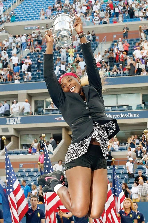 Serena Williams se simte ca peştele în apă cu trofeul de la US Open deasupra capuluiFoto: Guliver/Getty Images