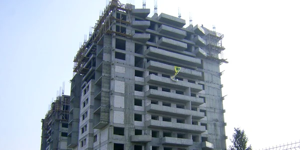 Blocurile Beyler neterminate de pe strada Domnească