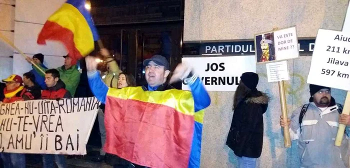 Manifestanţii s-au oprit în faţa sediului PSD în fiecare seară    Foto: Angela Sabău