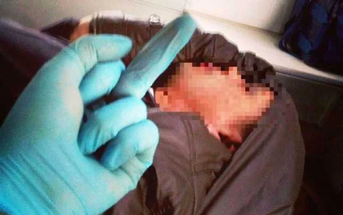 Femeia paramedic a postat această fotografie pe internet, în care apare unul din pacienţii săi muribunzi, cu descrierea „un alt idiot”. FOTO Metro