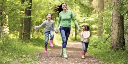 Mişcarea în aer liber, alimentele naturale şi practica de a învăţa mereu ceva nou ajută la formarea de noi sinapse   Foto: Shutterstock