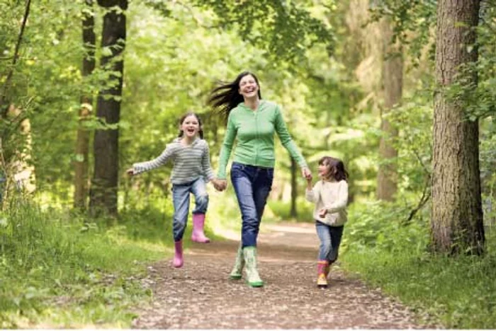 Mişcarea în aer liber, alimentele naturale şi practica de a învăţa mereu ceva nou ajută la formarea de noi sinapse Foto: Shutterstock