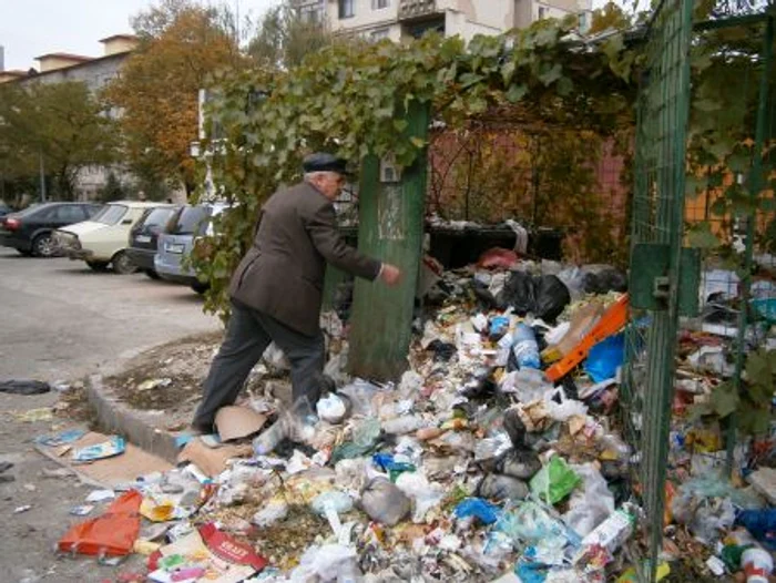 Locatarii trebuie să urce pe gunoi ca să nu arunce resturile menajere în stradă