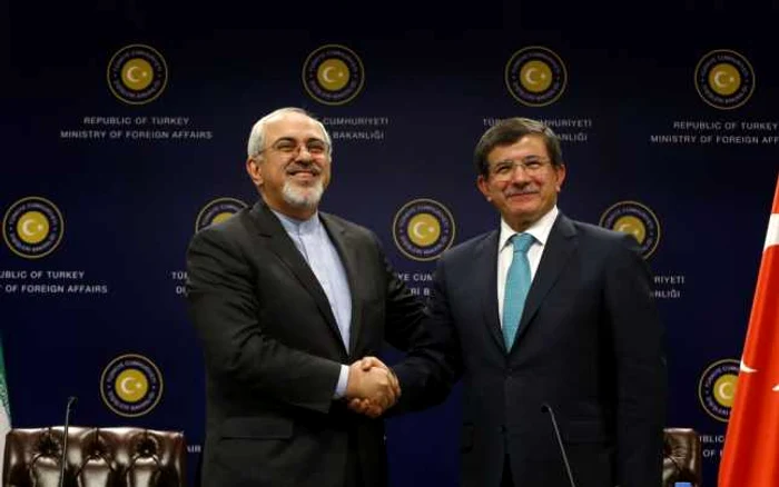 Mohammad Javad Zarif (stânga), ministrul iranian de Externe, şi Ahmet Davutoglu, omologul său turc, au avut o întâlnire oficială pe 1 noiembrie, când ar fi semnat şi acordul. FOTO Reuters