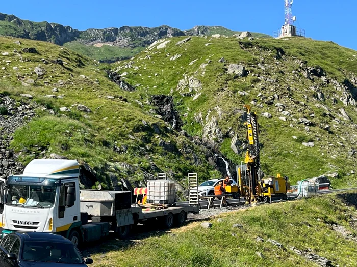 Studii geotehnice pe DN7C Transfăgărășan Sursă DRDP Brașov Facebook