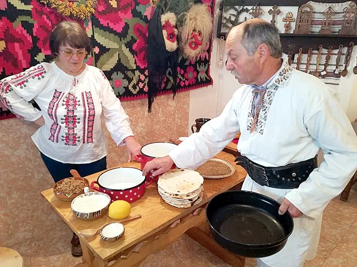 În final, se pun turtele unele peste altele, unse cu miere şi presărate cu nucă şi seminţe de cânepă