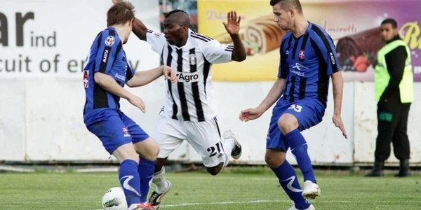 Fatai a trecut de mai multe ori în viteză pe lângă fundaşii adverşi