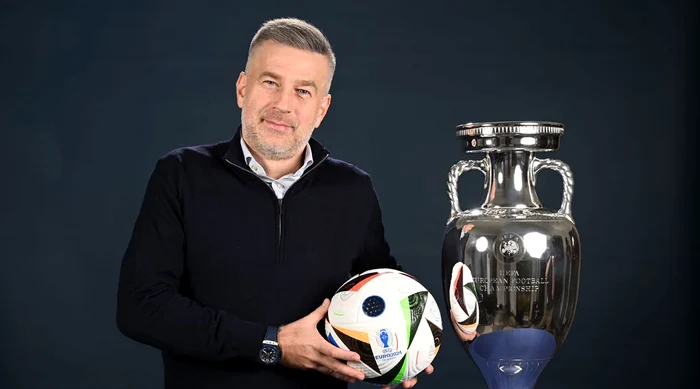 Edi Iordănescu, alături de mingea oficială și trofeul Euro 2024. Foto Facebook