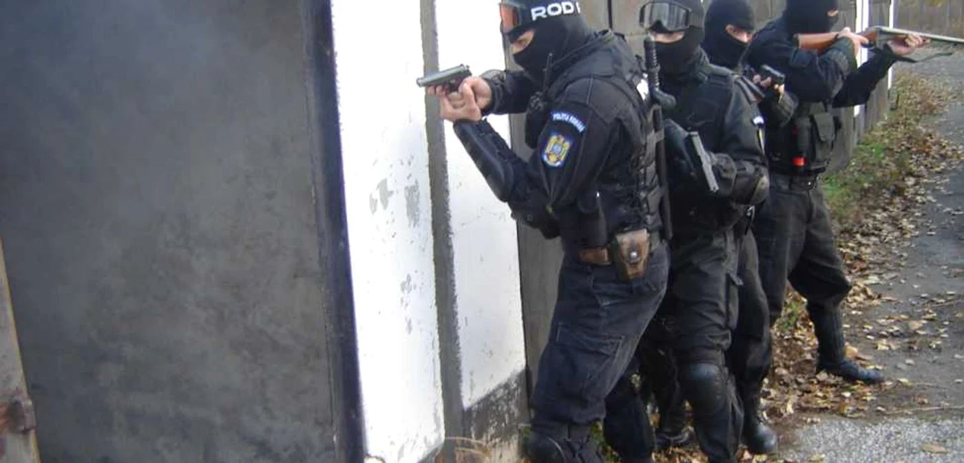 Poliţişti în acţiune. FOTO: NICOLETA BUTNARU