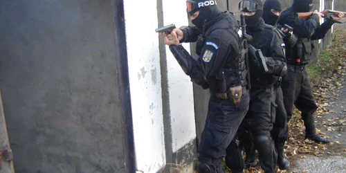 Poliţişti în acţiune. FOTO: NICOLETA BUTNARU