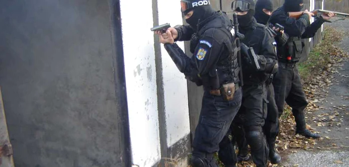 Poliţişti în acţiune. FOTO: NICOLETA BUTNARU