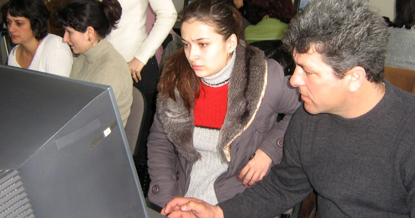 La AJOFM, somerii invata diverse programe pe calculator