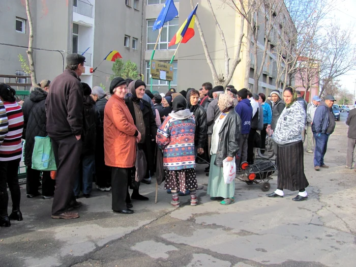 Nevoiaşii aşteaptă să primească alimentele Foto:I.S.