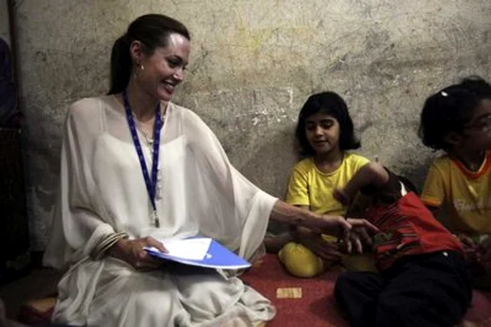Angelina Jolie vrea să adopte un copil din Siria
