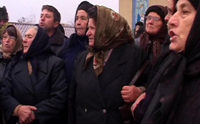 Enoriaşii din Bozia nu vor să le fie schimbat preotul