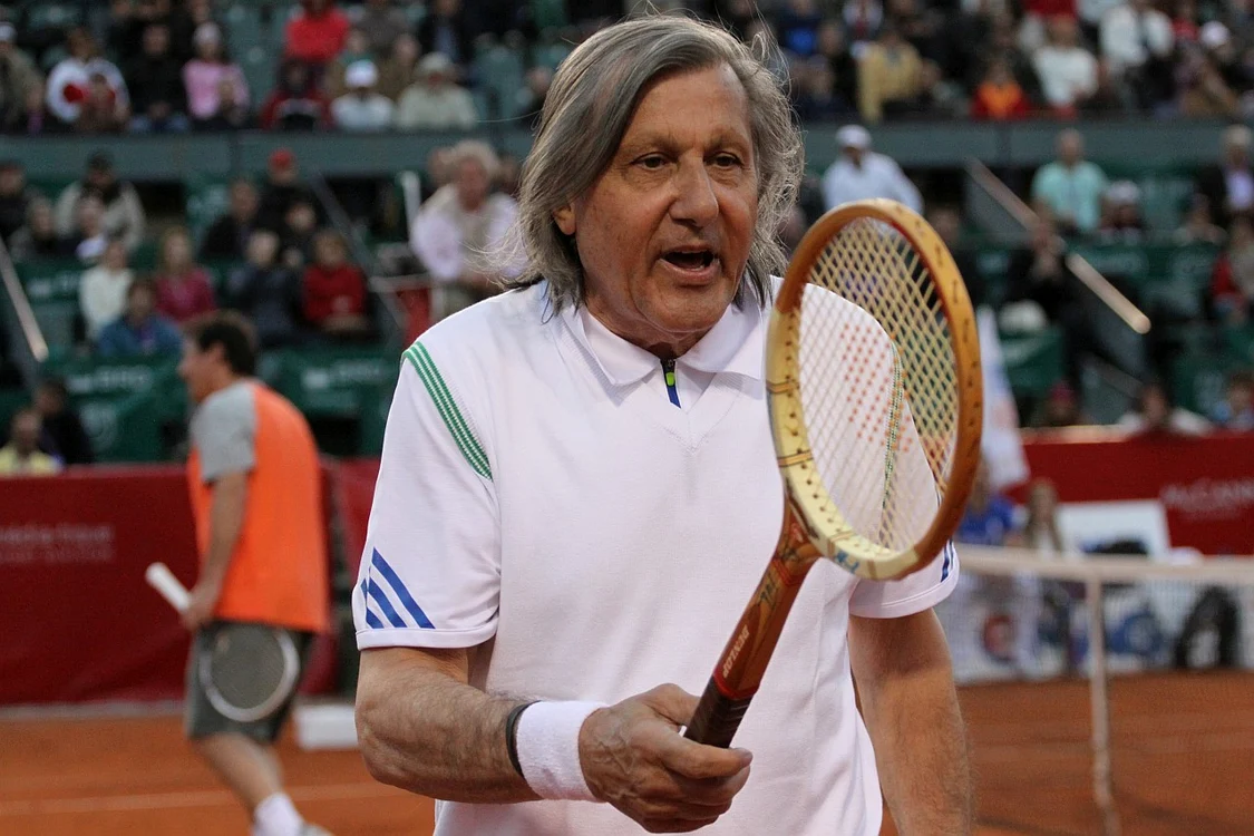 Ilie Năstase, cu o rachetă de lemn folosită în perioada sa de glorie (Foto: Marian Burlacu)