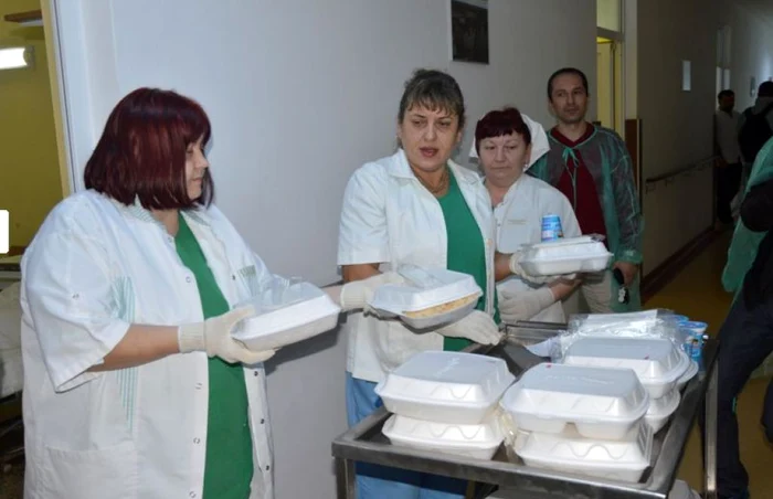 Mâncarea este distribuită în prezent în caserole de unică folosinţă. Foto. cjsm.ro