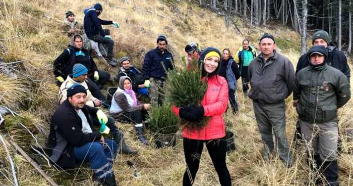 Nicoleta Cărpineanu, alături de muncitorii care au ajutat la plantare FOTO Facebook