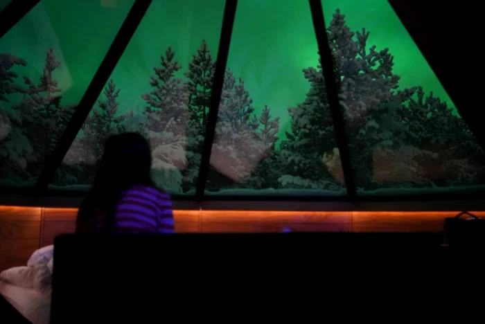 De la ferestrele imense ale dormitorului poate să vadă cerul în toată splendoarea