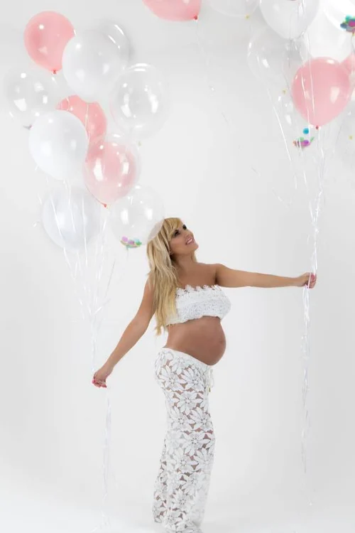 Elena Udrea şi-a expus burtica de gravidă şi a creat isterie