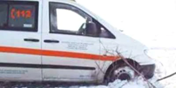 Femeia a fost transportată cu ambulanţa la spital